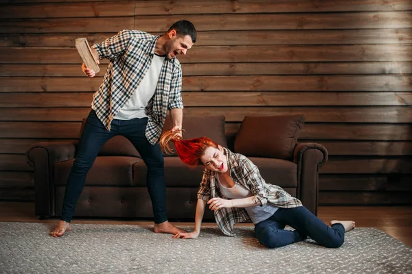 Joven hombre golpeando mujer — Foto de Stock