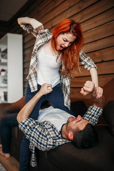 Joven mujer golpeando hombre — Foto de Stock