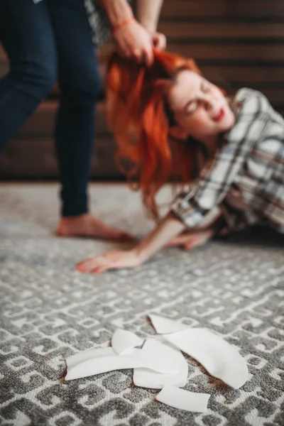 Jonge man afstraffing vrouw — Stockfoto