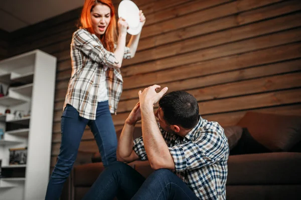 Hombre y mujer peleando — Foto de Stock