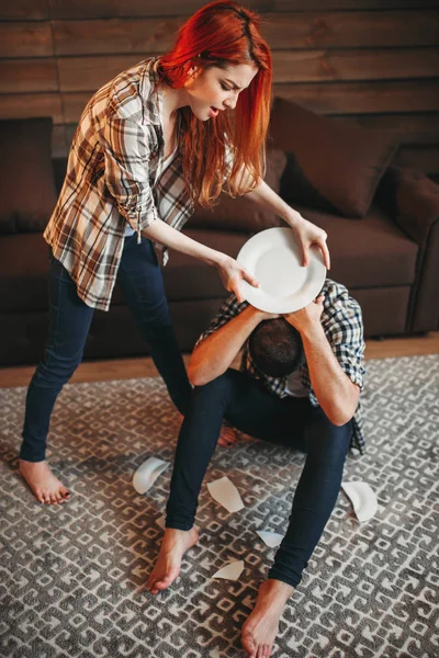 Hombre y mujer peleando — Foto de Stock