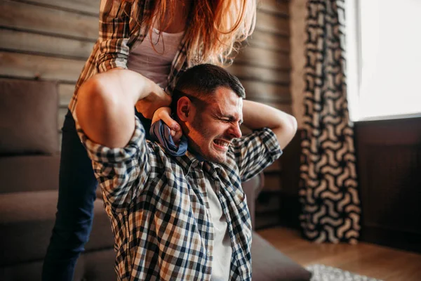 Hombre y mujer peleando — Foto de Stock