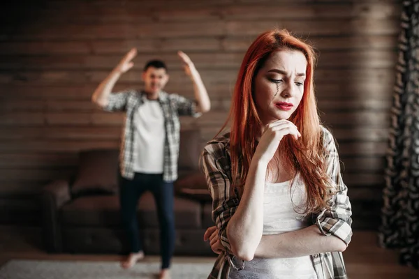 Hombre y mujer peleando — Foto de Stock