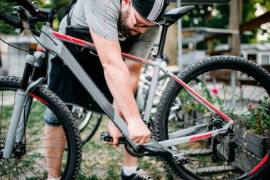 Bisiklet tamircisi Bisiklete binme pedallar ayarlama