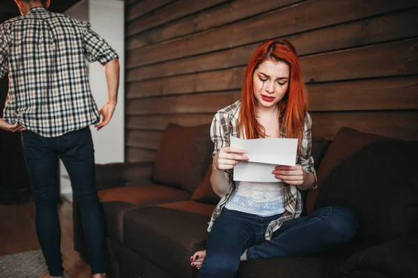 Mujer llorando y hombre saliendo de casa — Foto de Stock