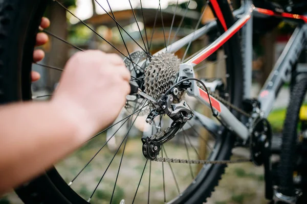 Szerelő javítás sebesség váltó, kerékpár — Stock Fotó