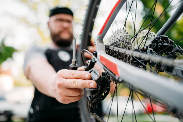 Mecánico de reparación de cambio de velocidad de la bicicleta — Foto de Stock