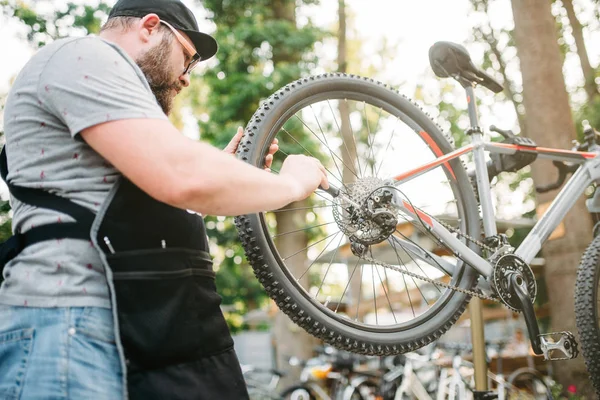 Mecánico de reparación de cambio de velocidad de la bicicleta — Foto de Stock