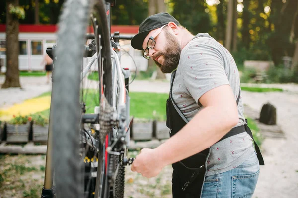 Hombre de servicio que trabaja con rueda de bicicleta — Foto de Stock