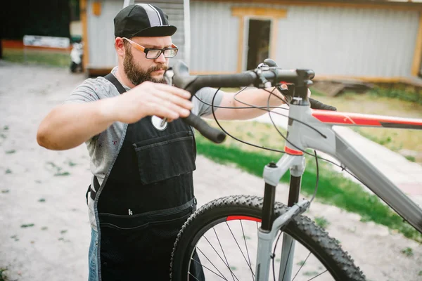 Männlicher Mechaniker repariert Fahrrad — Stockfoto