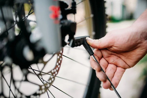 男性メカニックの自転車を修理 — ストック写真
