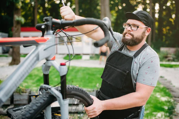 erkek makinist Bisiklet ayarlama 