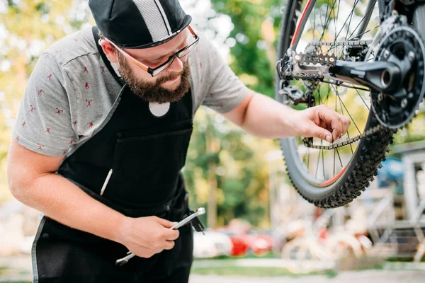 Mecánico masculino reparación de bicicleta —  Fotos de Stock