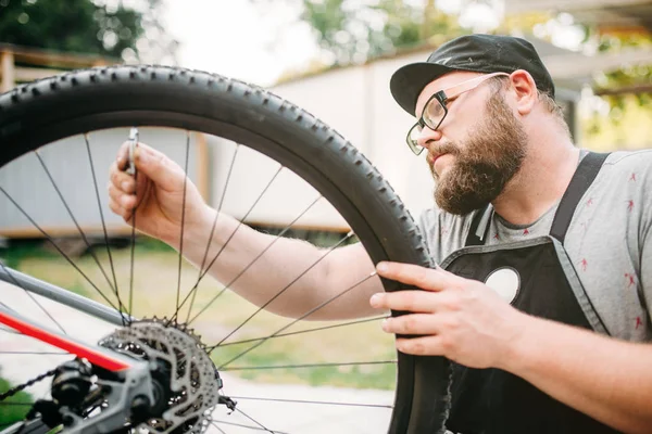 Mecánico profesional de la bicicleta — Foto de Stock