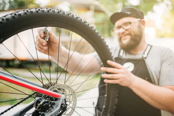 Mecánico profesional de la bicicleta — Foto de Stock