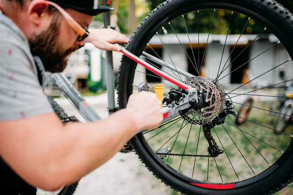 Männlicher Mechaniker repariert Fahrrad — Stockfoto