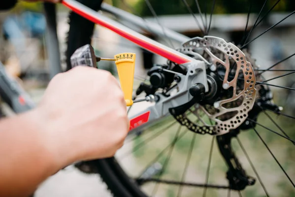 Meccanico maschio riparazione bicicletta — Foto Stock