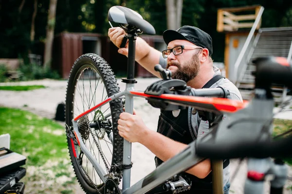 Service man werken met fiets stoel — Stockfoto