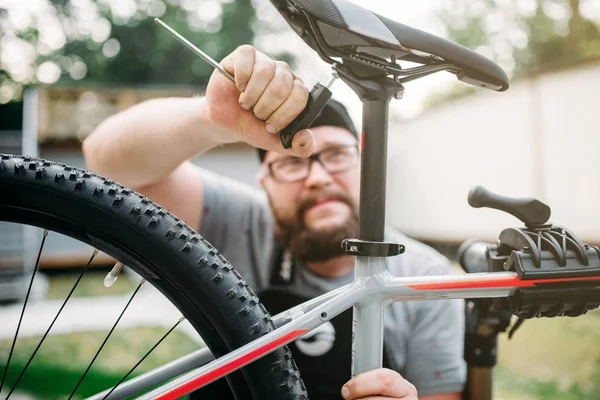 Servicekraft arbeitet mit Fahrradsitz — Stockfoto