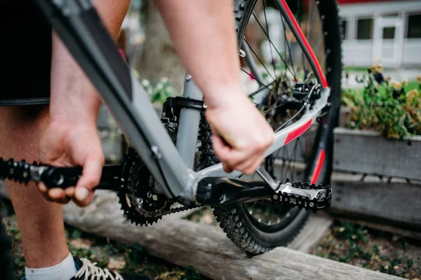 Fahrradmechaniker justiert Fahrradpedale — Stockfoto