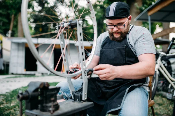 Mecánico profesional de la bicicleta — Foto de Stock