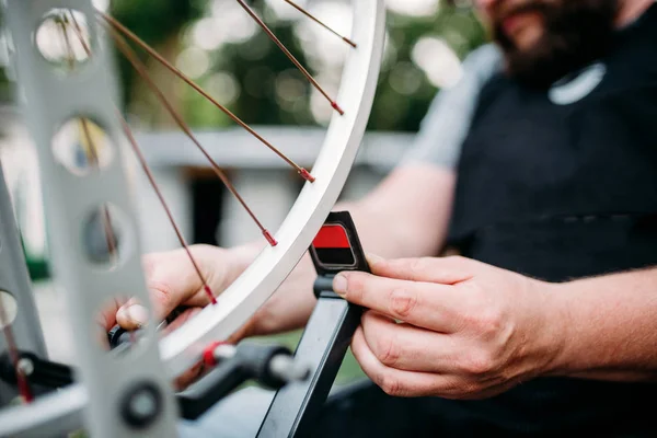 Profi-Fahrradmechaniker — Stockfoto