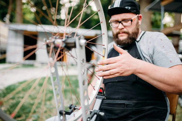 Professional bicycle mechanic — Stock Photo, Image