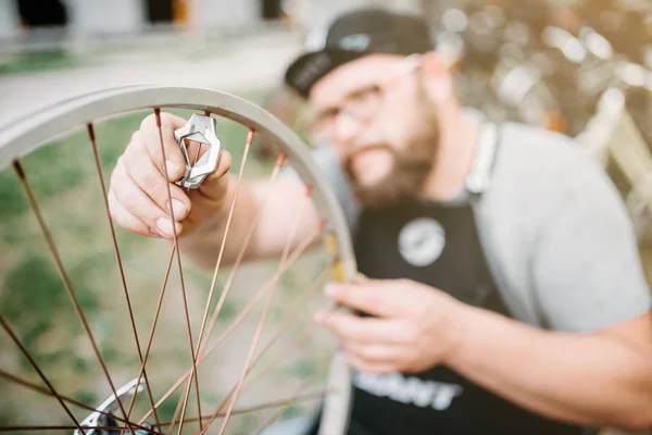 Profi-Fahrradmechaniker — Stockfoto