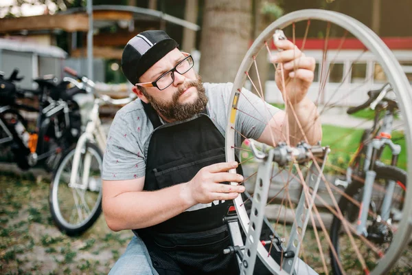 Professional bicycle mechanic — Stock Photo, Image