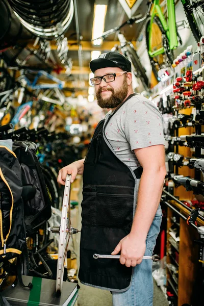 Mecánico de bicicletas en tienda de bicicletas —  Fotos de Stock