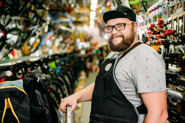 Bicycle mechanic in bike shop — Stock Photo, Image