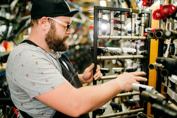 Mécanicien de vélo dans le magasin de vélo — Photo