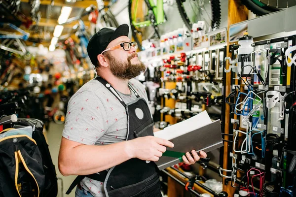 Bicycle mechanic in bike shop — Stock Photo, Image