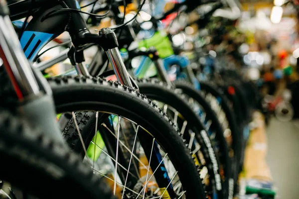 File di biciclette nuove nel negozio di biciclette — Foto Stock