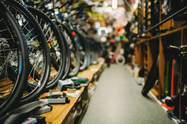 Ряды новых велосипедов в магазине велосипедов — стоковое фото