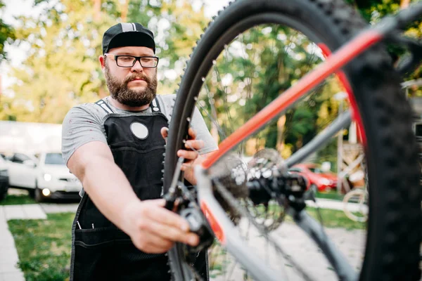 Mecánico masculino reparación de bicicleta — Foto de Stock