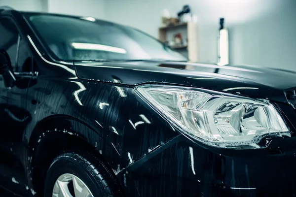 Capuz do carro envolto na proteção da pintura — Fotografia de Stock