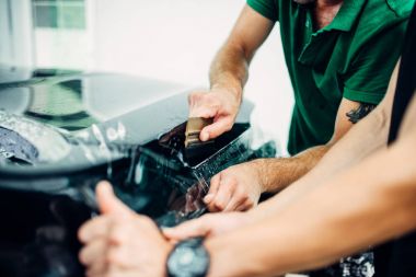 Araba koruma film yükleme işçi