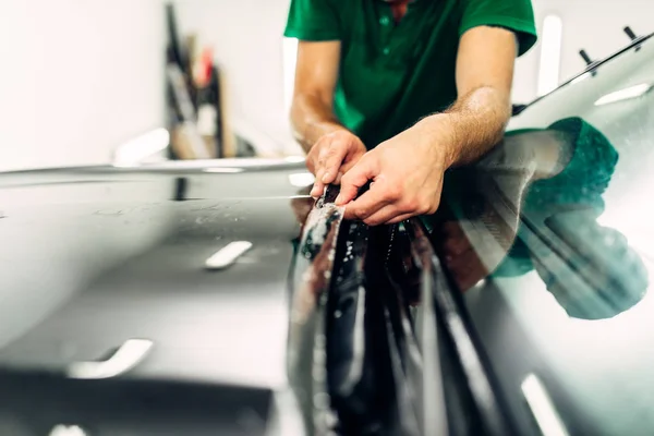 Trabalhador que instala a proteção da pintura — Fotografia de Stock