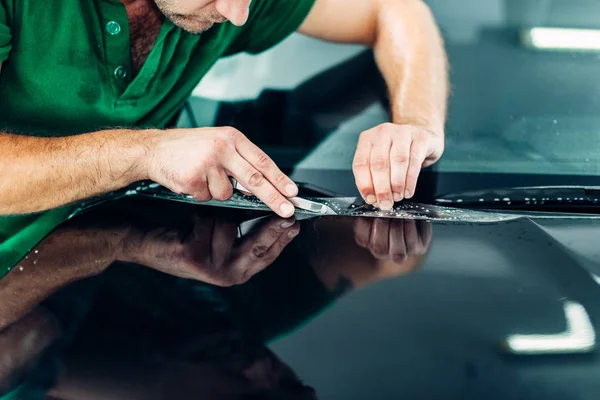 Trabalhador instalando filme de proteção de carro — Fotografia de Stock