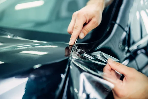 Trabajador instalando película de protección del coche — Foto de Stock