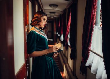 Retro tren seyahat eden genç kadın 