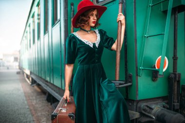 eski tren vagon karşı genç kadın