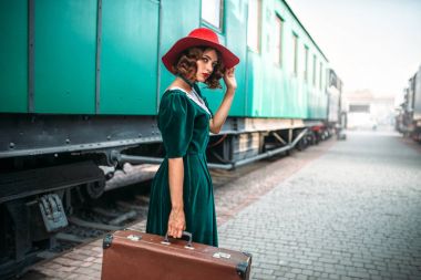 eski tren vagon karşı genç kadın