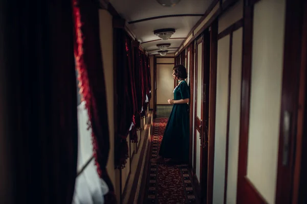 年轻女子在复古火车旅行 — 图库照片