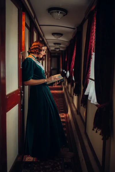 Junge Frau im Retro-Zug unterwegs — Stockfoto