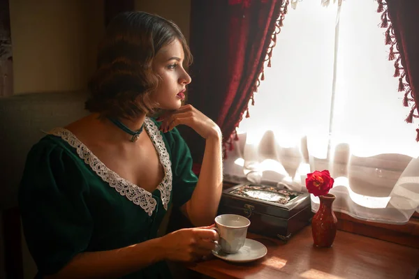 Jonge vrouw reizen in retro trein — Stockfoto