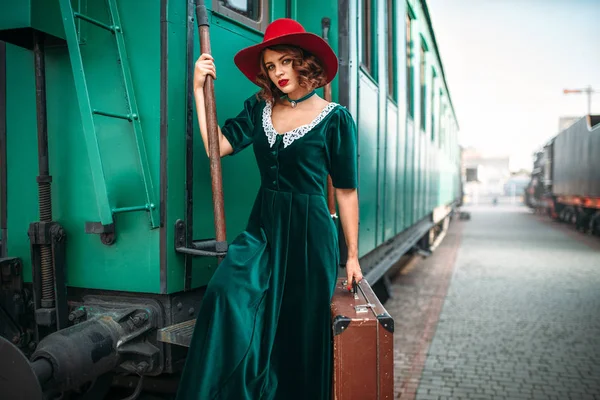 Jovem mulher contra velho vagão ferroviário — Fotografia de Stock