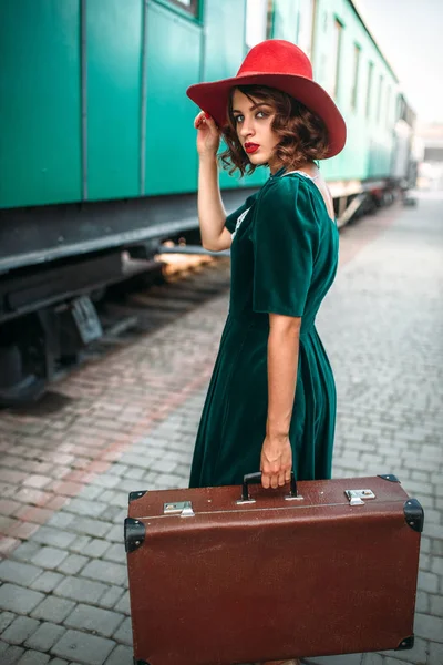 Jovem mulher contra velho vagão ferroviário — Fotografia de Stock