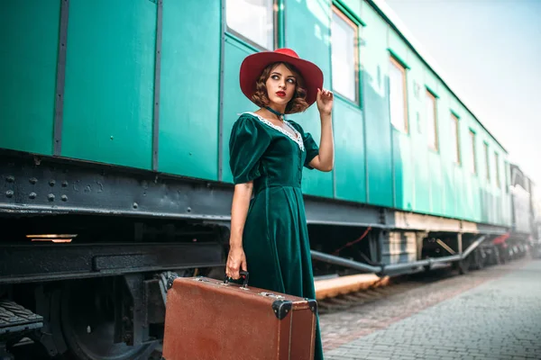 Jonge vrouw tegen oude treinwagon — Stockfoto